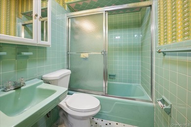 Prime Riverdale Single-Family Home | 5 Bedrooms | Driveway | - photo 23