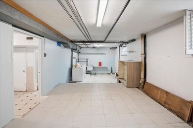 Prime Riverdale Single-Family Home | 5 Bedrooms | Driveway | - photo 24
