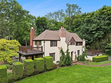 There are homes that present beautifully in photographs, and - photo 25
