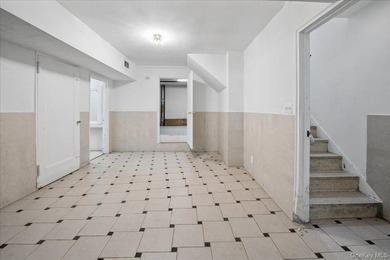 Prime Riverdale Single-Family Home | 5 Bedrooms | Driveway | - photo 26