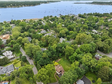 There are homes that present beautifully in photographs, and - photo 28