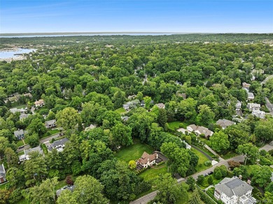 There are homes that present beautifully in photographs, and - photo 29