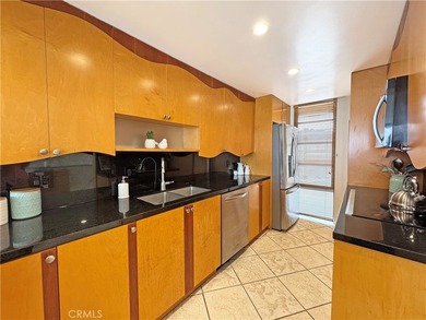 Beautifully upgraded light and bright end unit, with a wonderful - photo 11