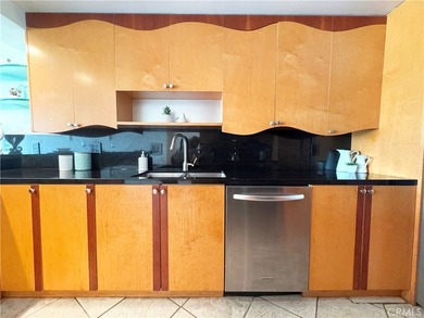 Beautifully upgraded light and bright end unit, with a wonderful - photo 12