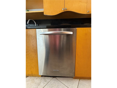 Beautifully upgraded light and bright end unit, with a wonderful - photo 13