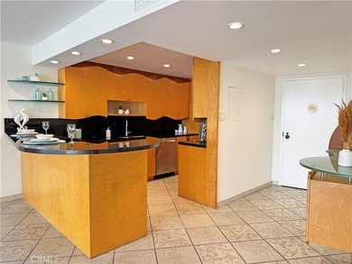 Beautifully upgraded light and bright end unit, with a wonderful - photo 14
