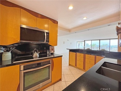 Beautifully upgraded light and bright end unit, with a wonderful - photo 15