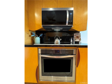 Beautifully upgraded light and bright end unit, with a wonderful - photo 16