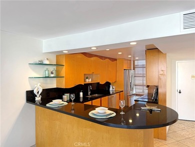 Beautifully upgraded light and bright end unit, with a wonderful - photo 17