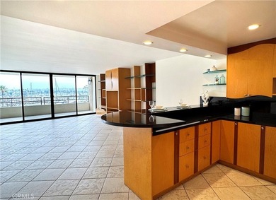 Beautifully upgraded light and bright end unit, with a wonderful - photo 19