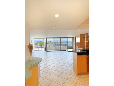 Beautifully upgraded light and bright end unit, with a wonderful - photo 20