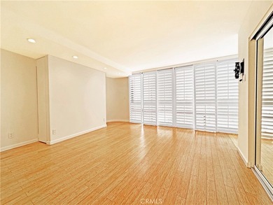 Beautifully upgraded light and bright end unit, with a wonderful - photo 22