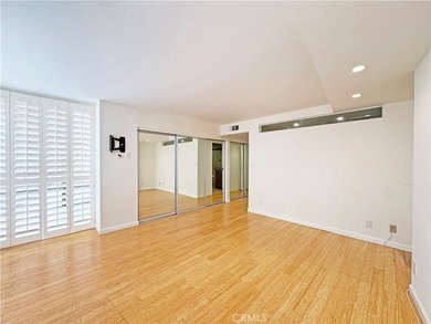 Beautifully upgraded light and bright end unit, with a wonderful - photo 24