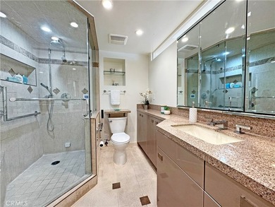 Beautifully upgraded light and bright end unit, with a wonderful - photo 25