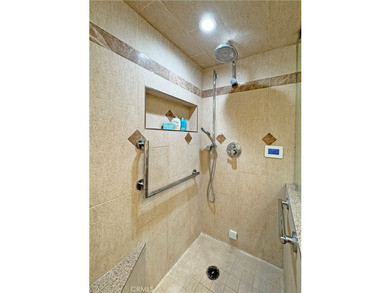 Beautifully upgraded light and bright end unit, with a wonderful - photo 26