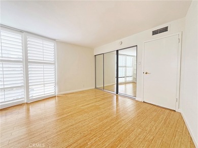 Beautifully upgraded light and bright end unit, with a wonderful - photo 28
