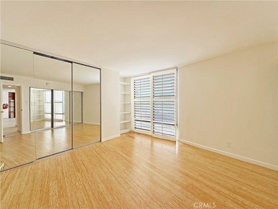 Beautifully upgraded light and bright end unit, with a wonderful - photo 29