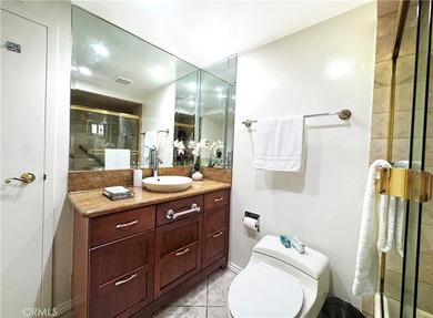 Beautifully upgraded light and bright end unit, with a wonderful - photo 30