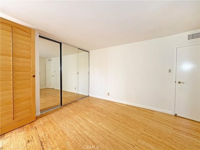 Beautifully upgraded light and bright end unit, with a wonderful - photo 32