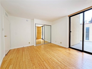 Beautifully upgraded light and bright end unit, with a wonderful - photo 33
