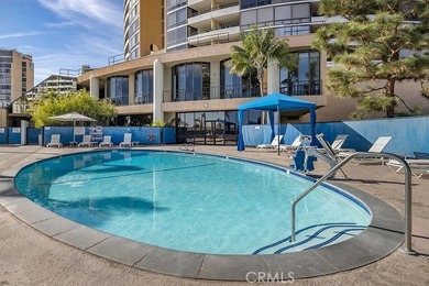 Beautifully upgraded light and bright end unit, with a wonderful - photo 41