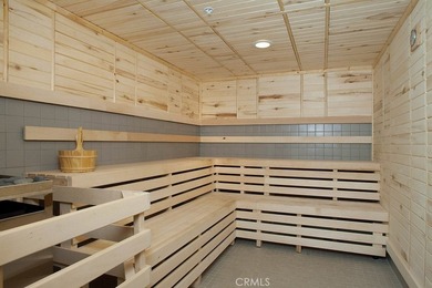 Beautifully upgraded light and bright end unit, with a wonderful - photo 43