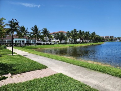Lakefront, very well-maintained tri-level townhome at Montclair - photo 3