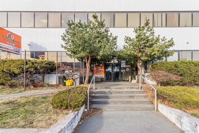 Prime office building located along the busy commercial corridor - photo 2