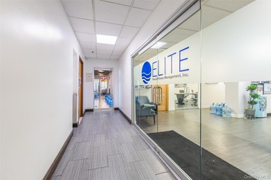 Prime office building located along the busy commercial corridor - photo 4