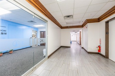 Prime office building located along the busy commercial corridor - photo 5