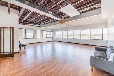 Prime office building located along the busy commercial corridor - photo 6
