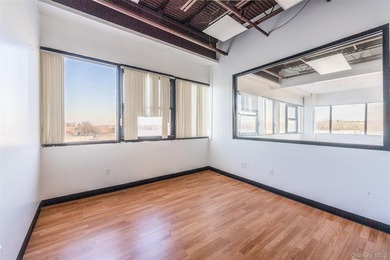 Prime office building located along the busy commercial corridor - photo 7