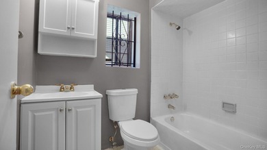 Fully renovated, modern appliances, beautiful, spacious - photo 7