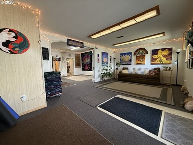 Versatile Industrial/Commercial property offering a wide range - photo 2