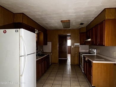 Looking for your next project? This 3-bedroom, 1.5-bath home has - photo 3