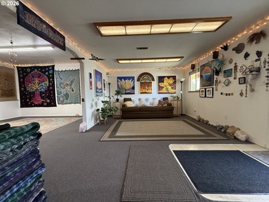 Versatile Industrial/Commercial property offering a wide range - photo 3