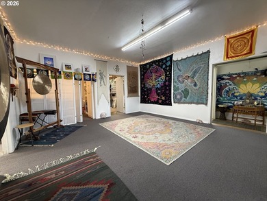 Versatile Industrial/Commercial property offering a wide range - photo 6