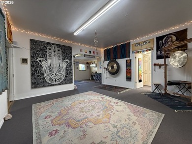 Versatile Industrial/Commercial property offering a wide range - photo 8