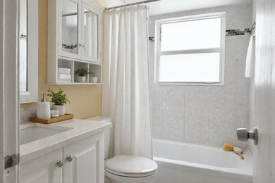 Bright and spacious 2-bedroom, 2nd floor corner unit located in - photo 3