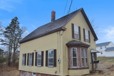 Small New England Farmhouse is close to downtown built - photo 1