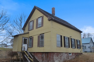 Small New England Farmhouse is close to downtown built - photo 2