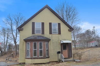 Small New England Farmhouse is close to downtown built - photo 3