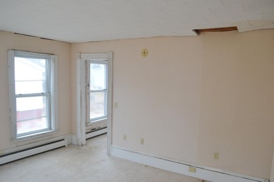 Small New England Farmhouse is close to downtown built - photo 4