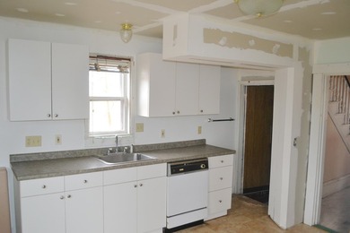 Small New England Farmhouse is close to downtown built - photo 6
