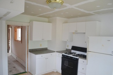Small New England Farmhouse is close to downtown built - photo 7