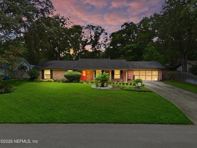 Welcome home to this beautifully maintained all-brick 3-bedroom - photo 2
