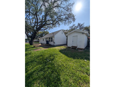 Charming 1-bedroom home with a spacious, fully fenced yard - photo 1