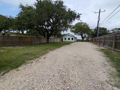 Charming 1-bedroom home with a spacious, fully fenced yard - photo 2