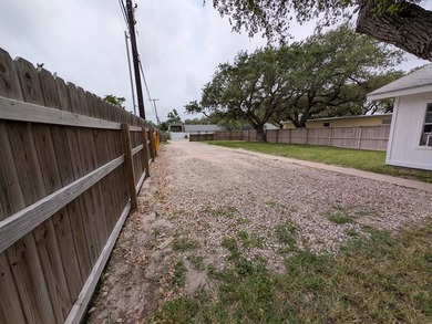 Charming 1-bedroom home with a spacious, fully fenced yard - photo 3