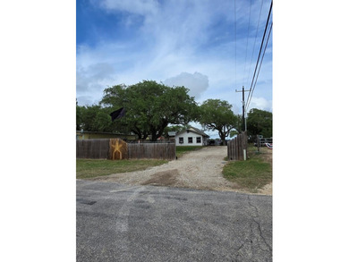 Charming 1-bedroom home with a spacious, fully fenced yard - photo 5